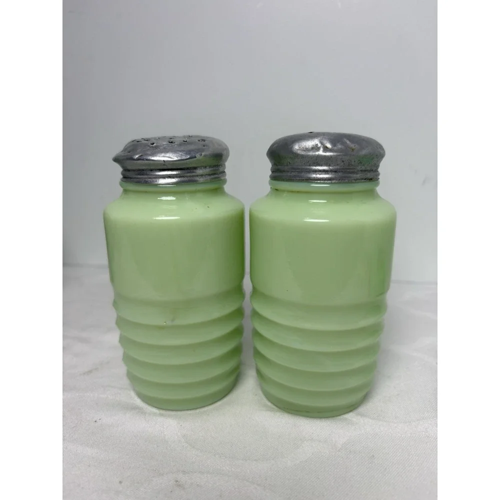Vintage Jadeite Green Glass Salt & Pepper Beehive Uranium Shakers Set